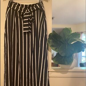 Black n White maxi  skirt sz large side pockets